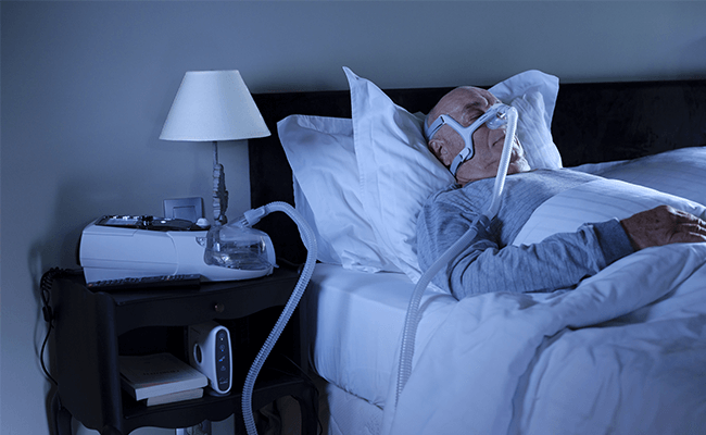 COPD-slapende-man-non-invasieve-beademing-mobiel