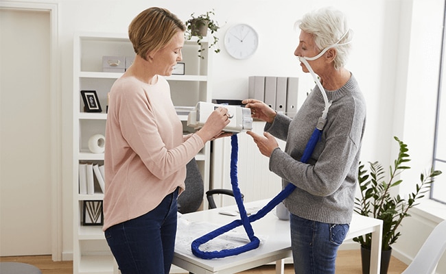 COPD-vrouw-zorgprofessional-high-flow-therapie-mobiel