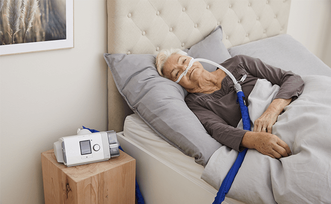 COPD-slapende-vrouw-high-flow-therapie-mobiel