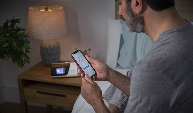 CPAP-patient-gebruikt-de-persoonlijke-therapie-assistent-in-myair-app-resmed