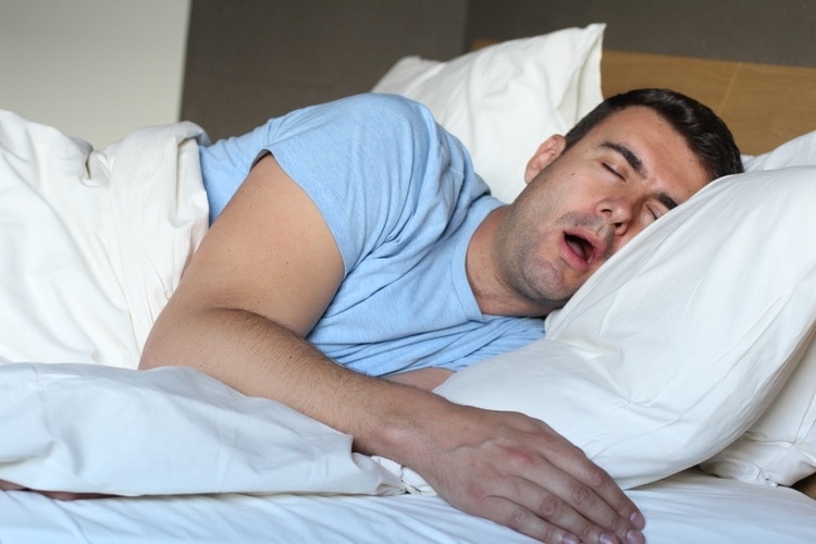 Man die met open mond slaapt