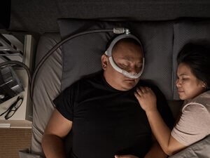 Patiënt-draagt-ResMed-AirFit-P30i-intranasaal-360°-masker