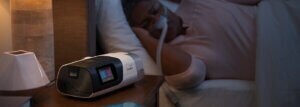 resmed-slaapapneu-patient-slaapt-met-neus-masker-CPAP-apparaat-400x300