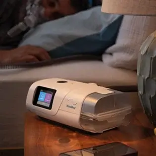 Een AirCurve 11-apparaat op een nachtkastje, gezien vanaf de voorkant.