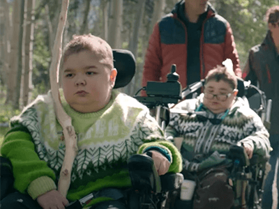 kinderen-spierziekte-natuur-rolstoel