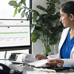 healthcare-professional-using-airview-sleep-therapy-management-resmed