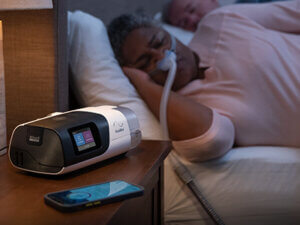 resmed-slaapapneu-patient-slaapt-met-neus-masker-CPAP-apparaat-400x300