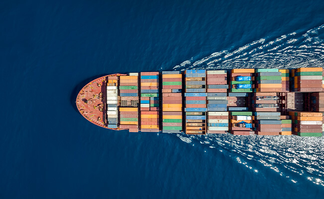 Luchtfoto van vrachtschip met goederen