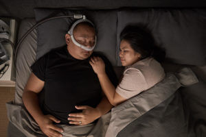 Slang-boven op het hoofd-stil-intranasaal--masker-slaapapneu-ResMed-AirFit-P30i